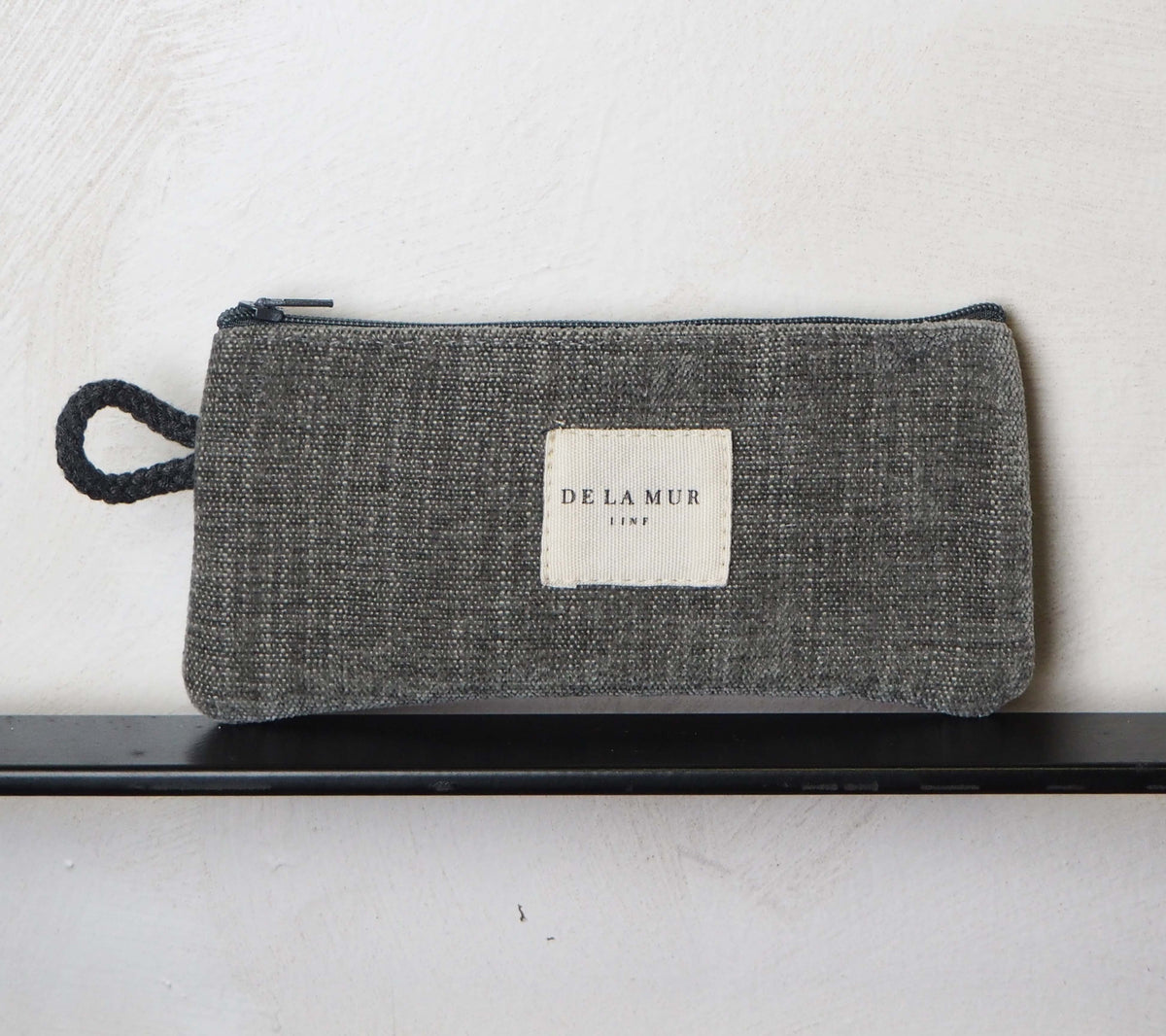 Monedero Lon, estampado en gris, negro, amarillo, vista frontal — De La Mur