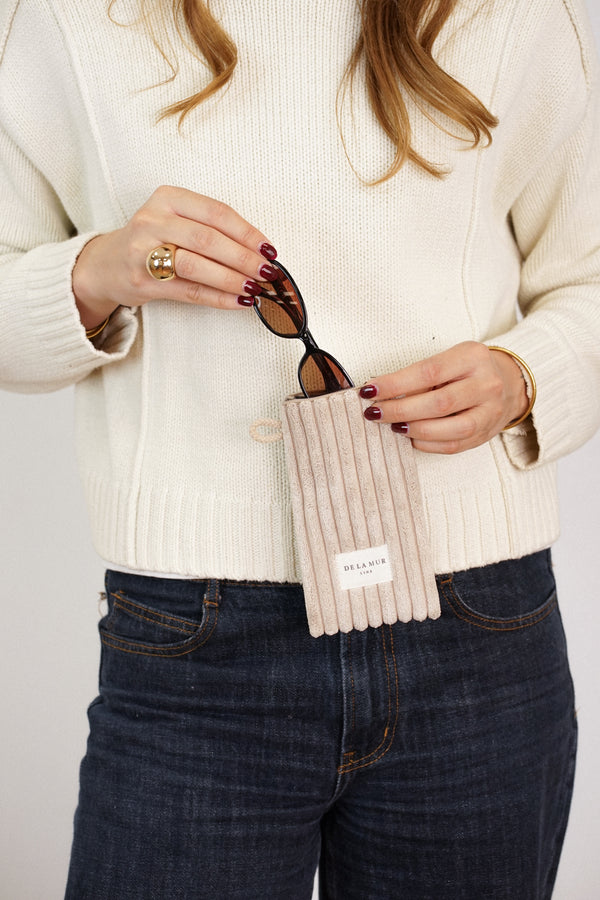 Monedero Moka, estampado en beige, naranja, blanco, detalle del estampado y el material — De La Mur