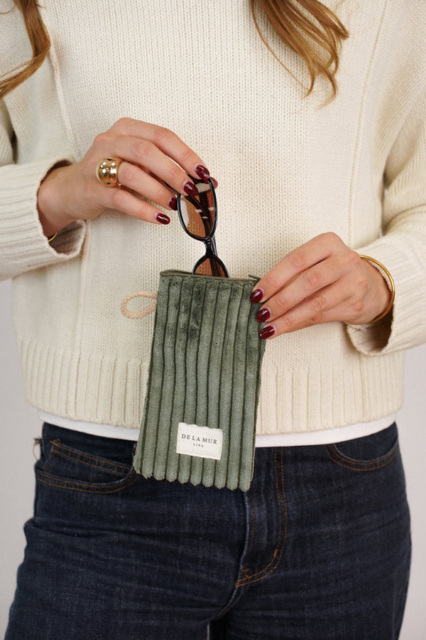 Monedero Musgo, acabado verde musgo, detalle del estampado y el material — De La Mur