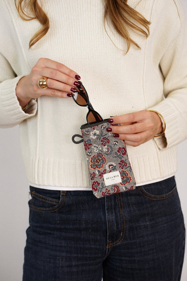 Monedero Nira, estampado en marrón, blanco, rojo, detalle del estampado y el material — De La Mur