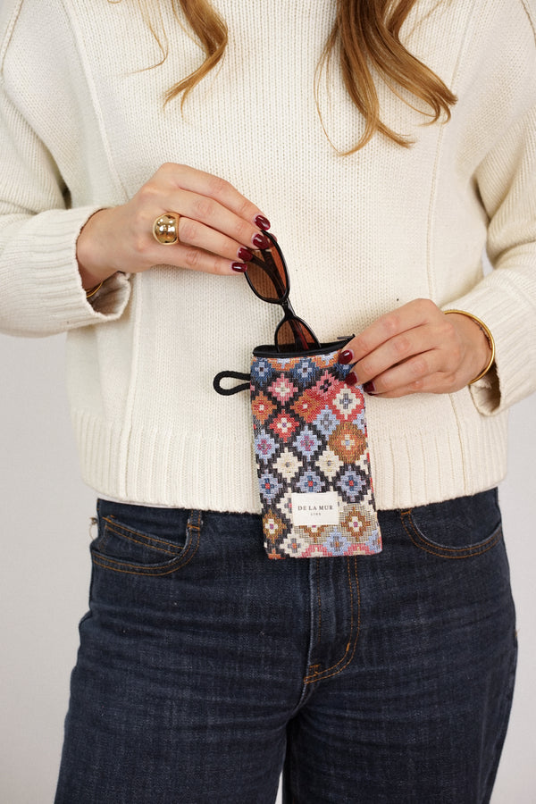 Monedero Ore, estampado en blanco, rojo, beige, detalle del material y el acabado — De La Mur