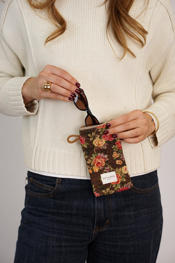 Monedero Pepi, estampado en blanco, naranja, terracota, detalle del estampado y el material — De La Mur