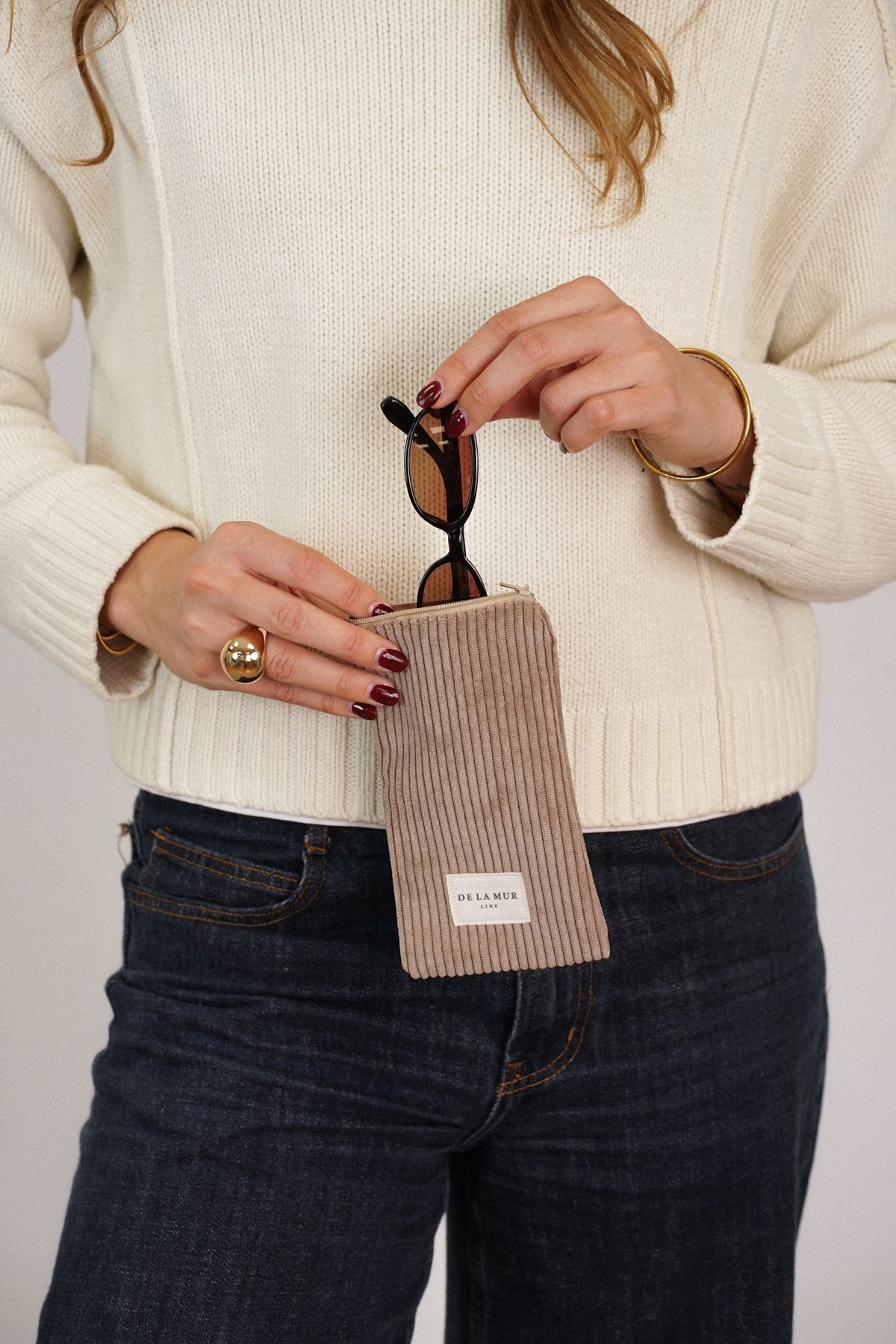 Monedero Toast, estampado en marrón, blanco, beige, detalle del estampado y el material — De La Mur