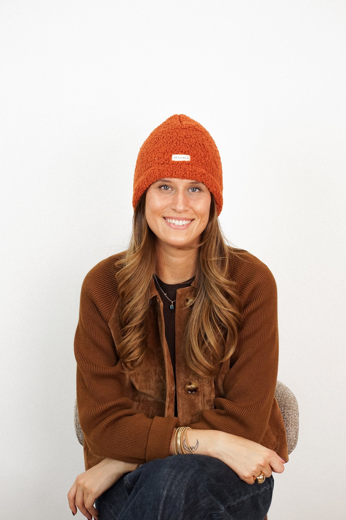 Gorro Pingu, estampado en terracota, blanco, naranja, vista frontal — De La Mur