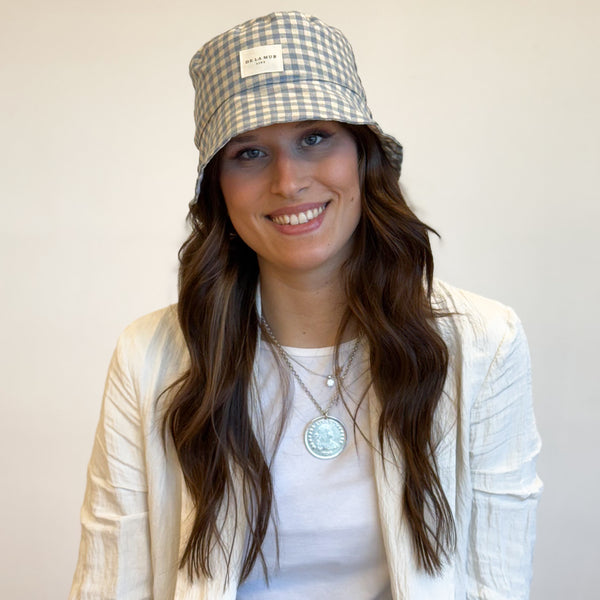 Gorro Brisa, estampado en negro, beige, marrón, vista frontal — De La Mur