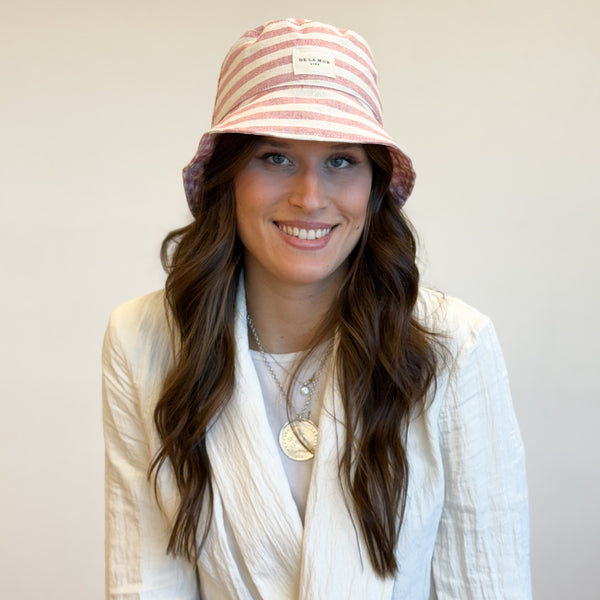 Gorro Rex, estampado en beige, negro, marrón, vista frontal — De La Mur