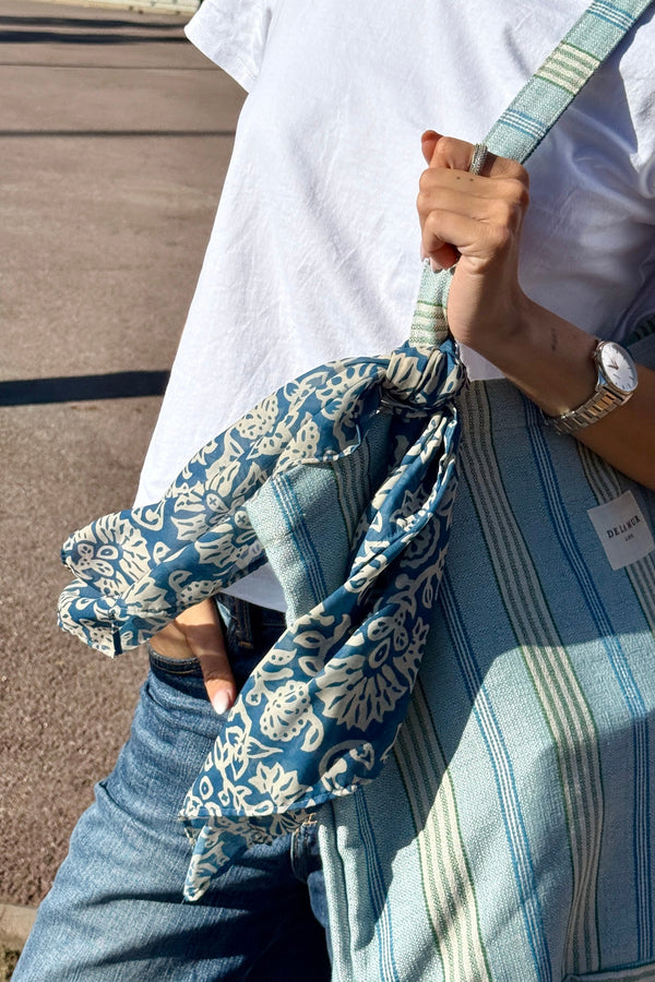Akay bag, print in blue, grey and turquoise, product detail — De La Mur