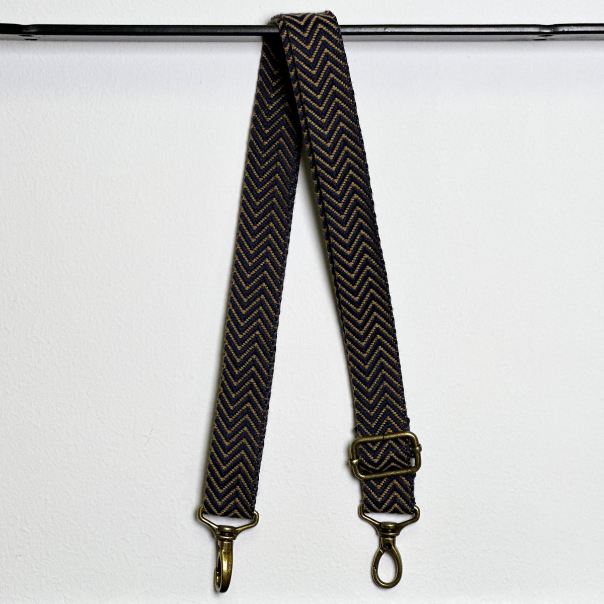 Producto 6, estampado en negro, rojo, amarillo, vista frontal — De La Mur