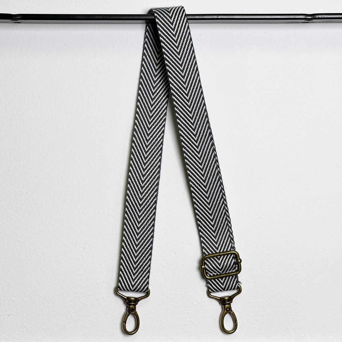 Producto 4, estampado en gris, blanco, amarillo, vista frontal — De La Mur