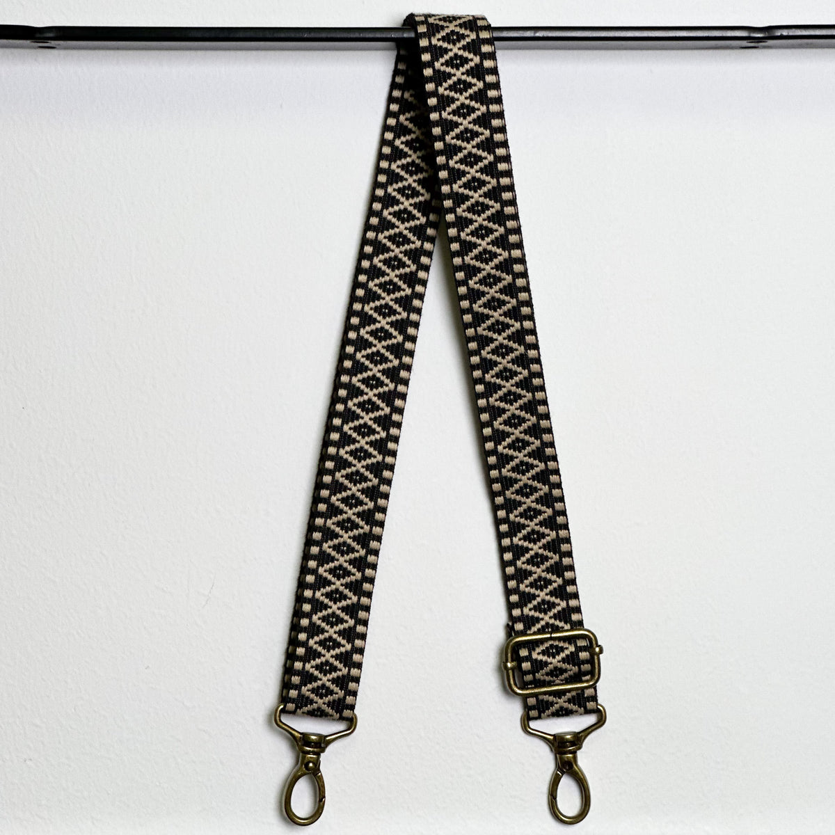 Producto 1, estampado en negro, amarillo, marrón, vista frontal — De La Mur