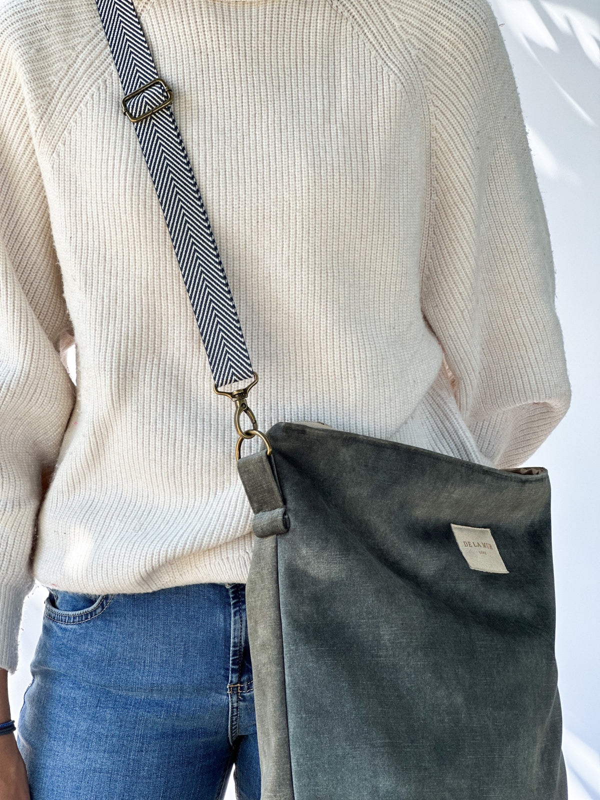 Producto 4, estampado en gris, blanco, amarillo, detalle del estampado y el material — De La Mur