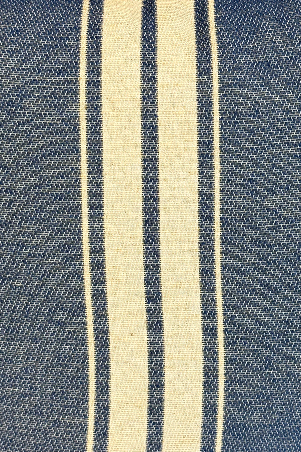 Bolsa pequeña Kara, estampado en azul, blanco, gris, detalle del producto — De La Mur