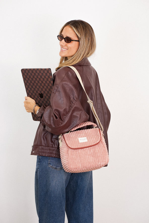 Bolso Crepe, estampado en beige, azul, blanco, vista en uso — De La Mur
