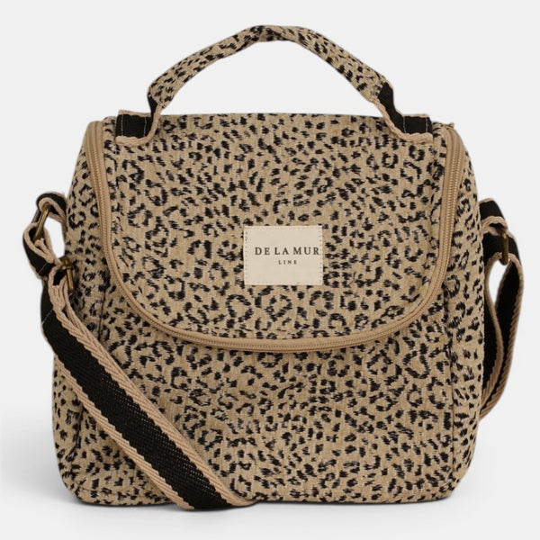 Bolso Koto, estampado en blanco, marrón, terracota, detalle del estampado y el material — De La Mur