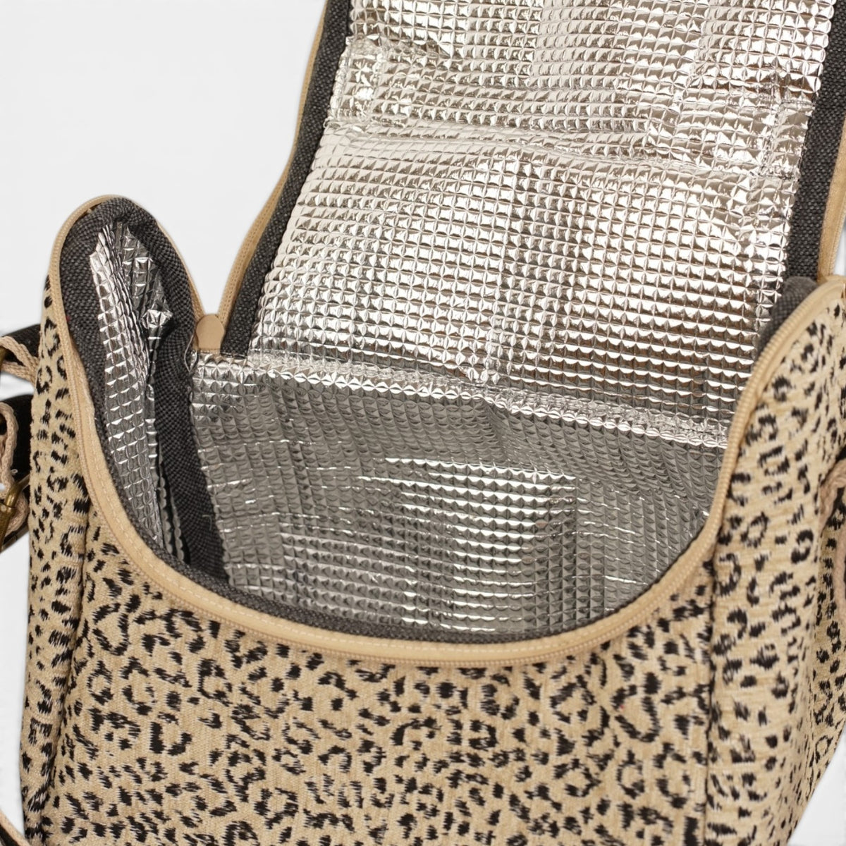 Bolso Koto, estampado en blanco, marrón, terracota, detalle del producto — De La Mur