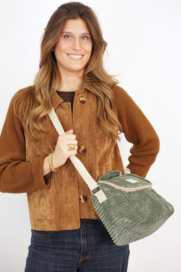 Bolso Musgo, acabado verde musgo, vista en uso — De La Mur