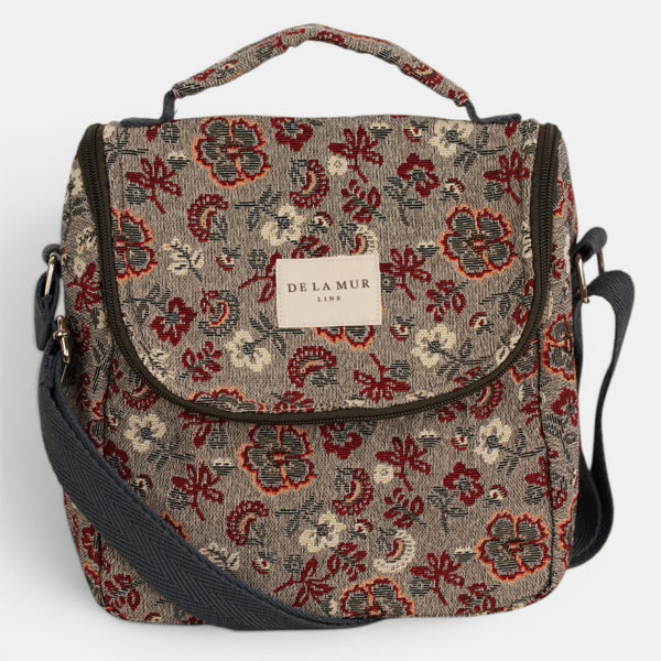 Bolso Nira, estampado en azul, blanco, rojo, detalle del estampado y el material — De La Mur