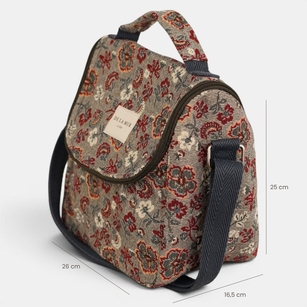 Bolso Nira, estampado en azul, blanco, rojo, detalle del material y el acabado — De La Mur