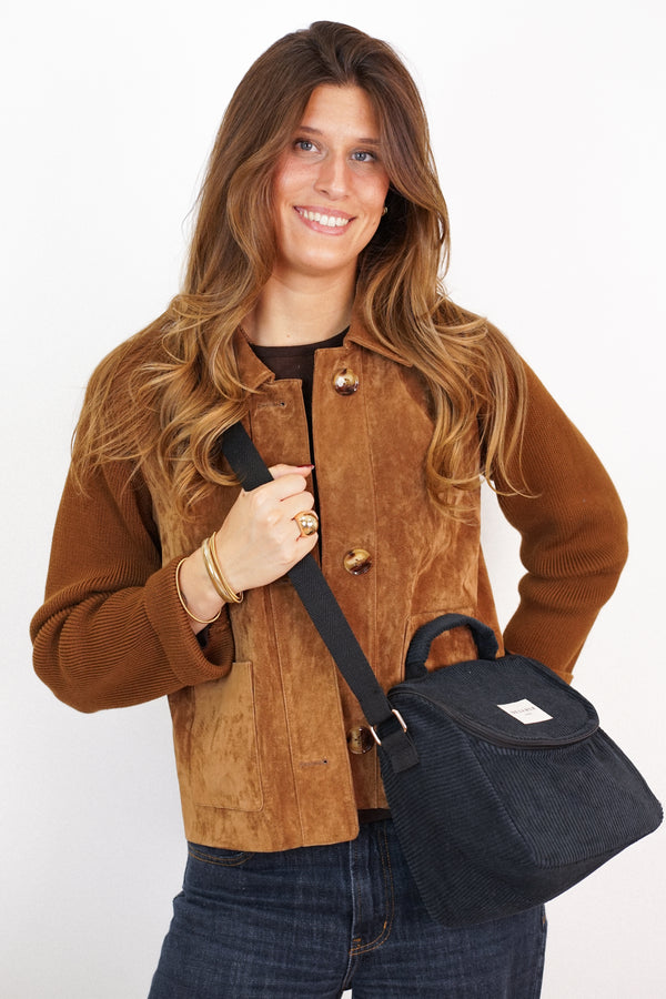 Bolso Nit, estampado en blanco, negro, terracota, vista en uso — De La Mur