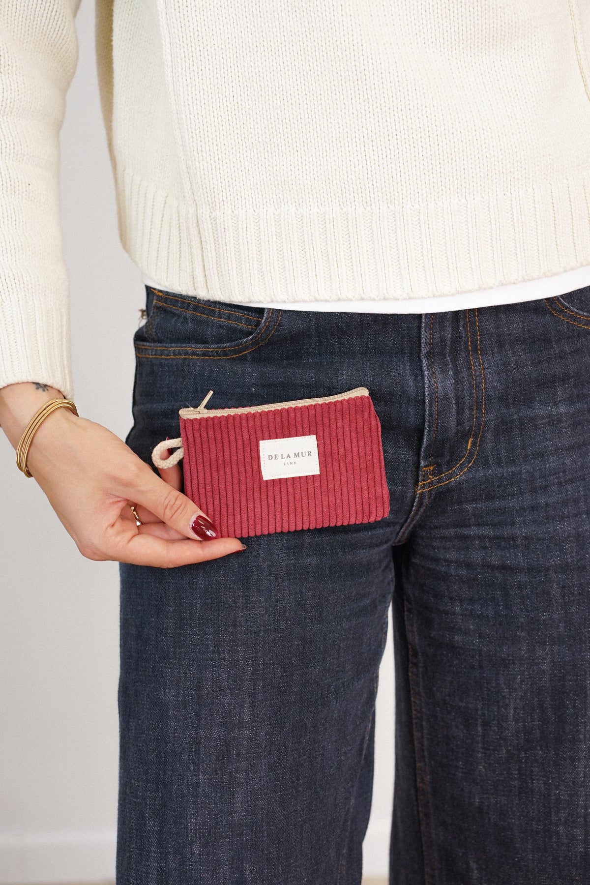 Monedero Arde, estampado en rojo, blanco, beige, detalle del estampado y el material — De La Mur