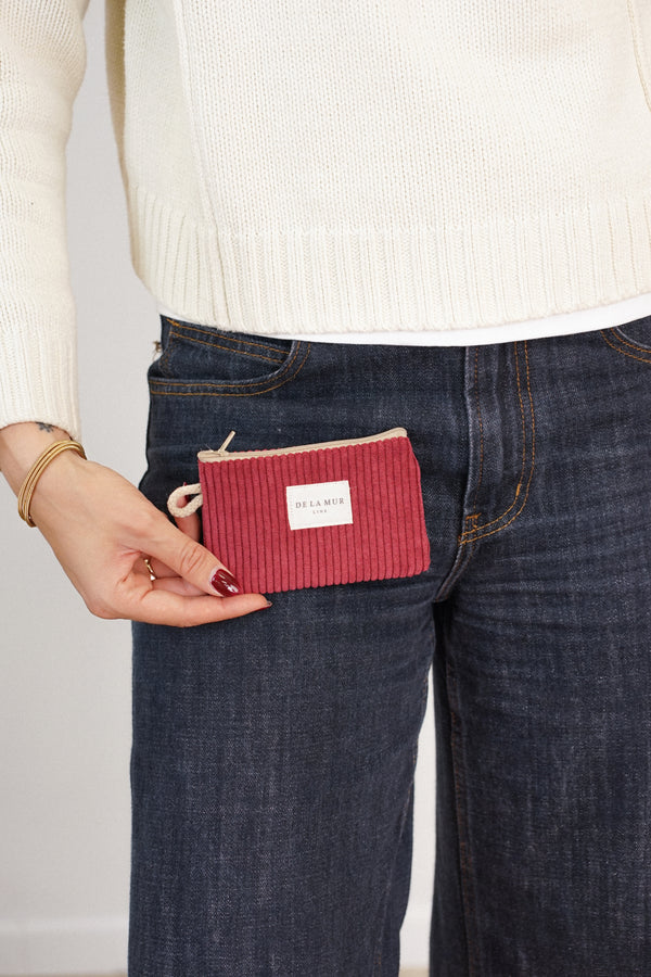 Monedero Arde, estampado en rojo, blanco, beige, detalle del estampado y el material — De La Mur