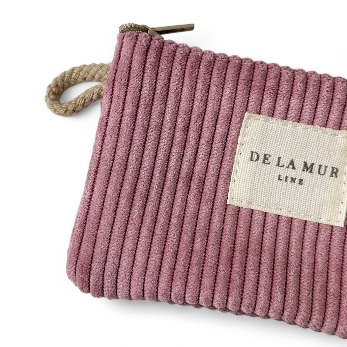 Monedero Cot, estampado en rojo, beige, morado, vista en uso — De La Mur
