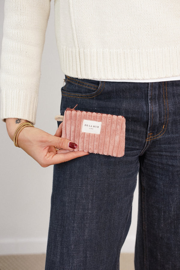 Monedero Crepe, estampado en blanco, terracota, rojo, detalle del estampado y el material — De La Mur