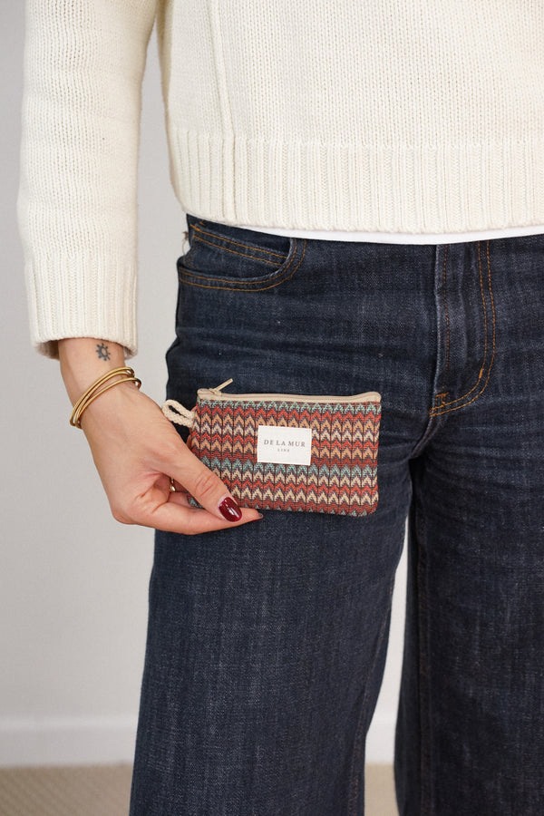 Monedero Fron, estampado en blanco, marrón, rojo, detalle del estampado y el material — De La Mur