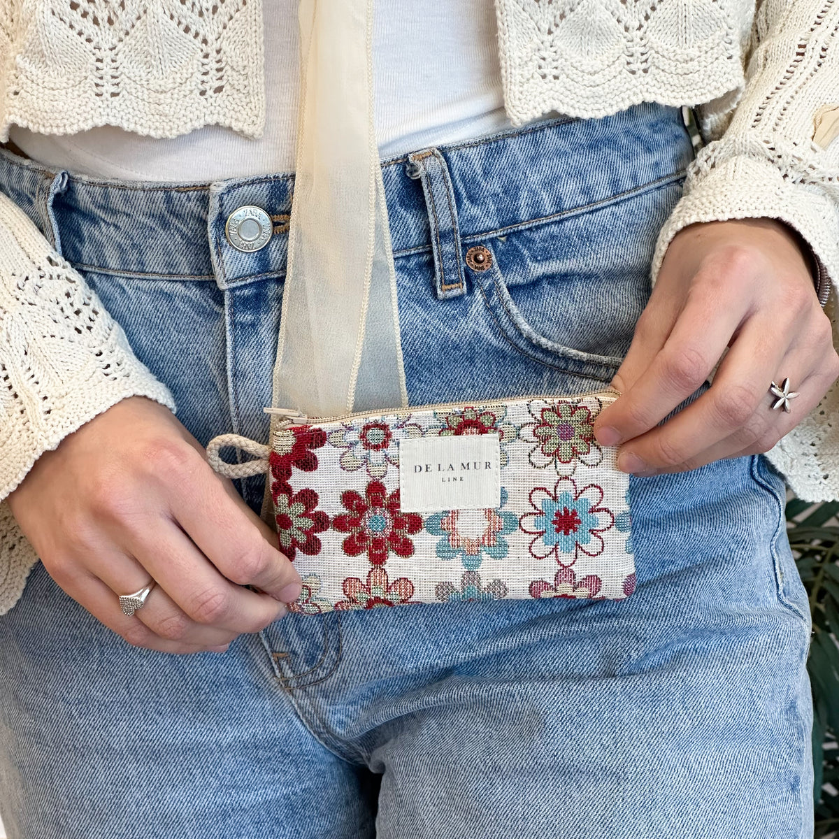 Monedero Isla, estampado en beige, negro, rojo, vista en uso — De La Mur