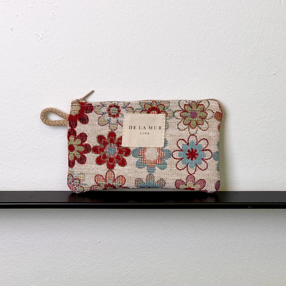 Monedero Isla, estampado en beige, negro, rojo, vista frontal — De La Mur