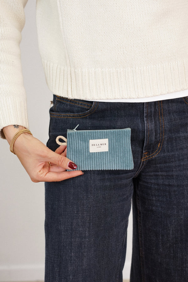 Monedero Jade, acabado verde jade, detalle del estampado y el material — De La Mur