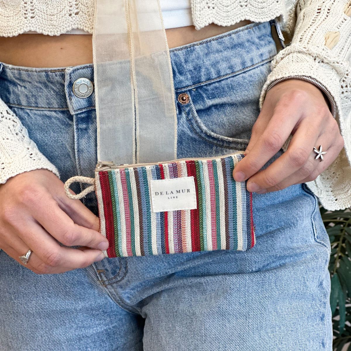 Monedero Lari, estampado en beige, rojo, negro, vista en uso — De La Mur