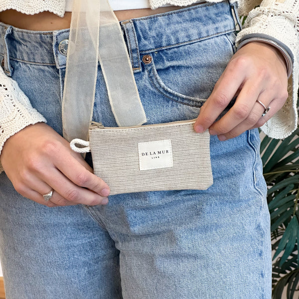Monedero Lol, estampado en beige, negro, marrón, vista en uso — De La Mur