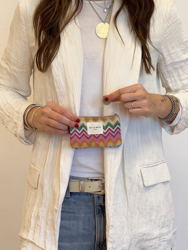 Monedero Mera con estampado Mera, detalle del estampado y el material — De La Mur
