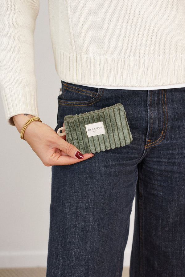 Monedero Musgo, acabado verde musgo, detalle del estampado y el material — De La Mur