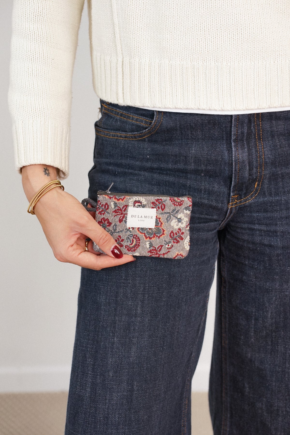 Monedero Nira, estampado en blanco, marrón, rojo, detalle del estampado y el material — De La Mur