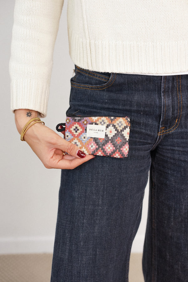Monedero Ore, estampado en blanco, rojo, beige, detalle del material y el acabado — De La Mur