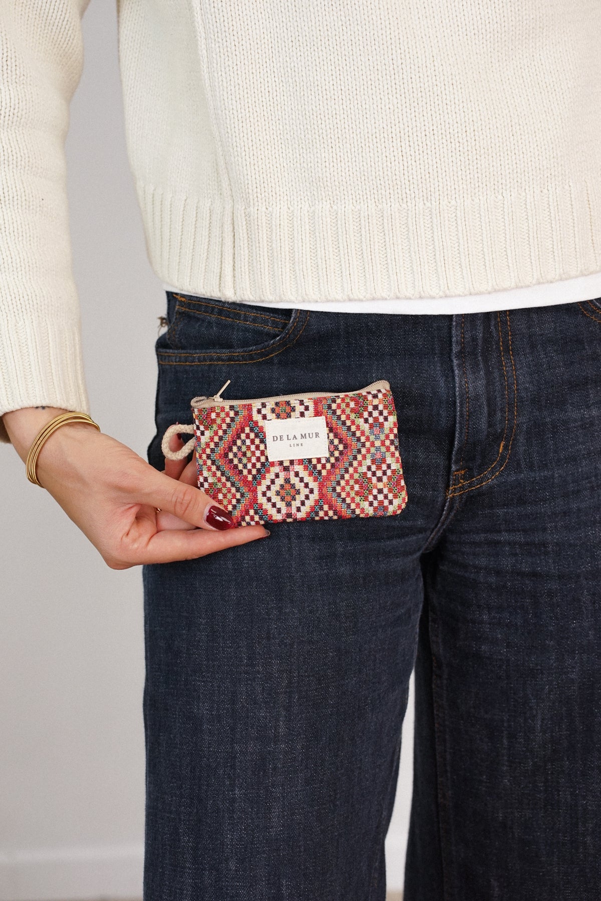 Monedero Otto, estampado en blanco, rojo, marrón, detalle del estampado y el material — De La Mur