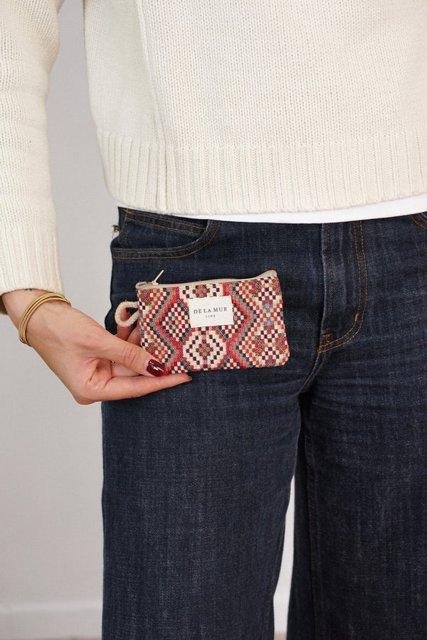 Monedero Otto, estampado en blanco, rojo, marrón, detalle del estampado y el material — De La Mur