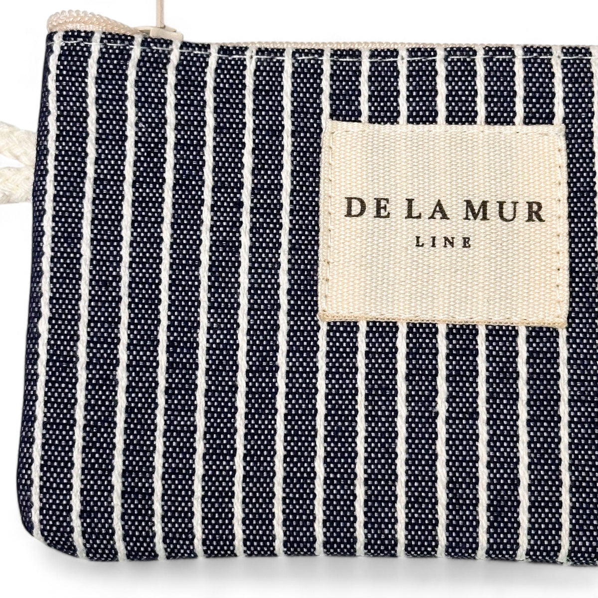 Monedero Paola, estampado en gris, azul, beige, vista en uso — De La Mur