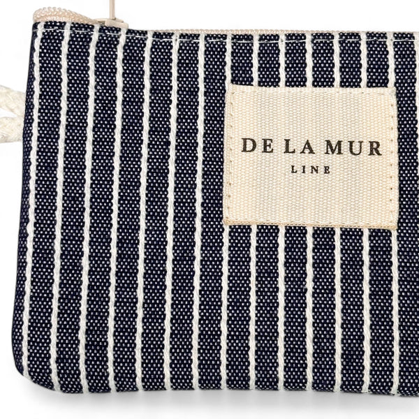 Monedero Paola, estampado en gris, azul, beige, vista en uso — De La Mur