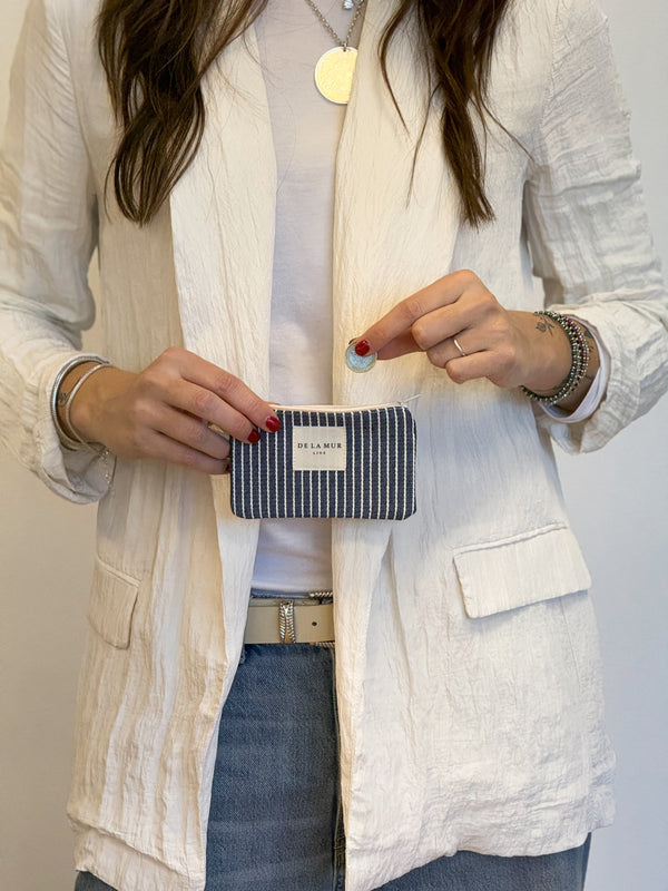 Monedero Paola, estampado en gris, azul, beige, detalle del estampado y el material — De La Mur