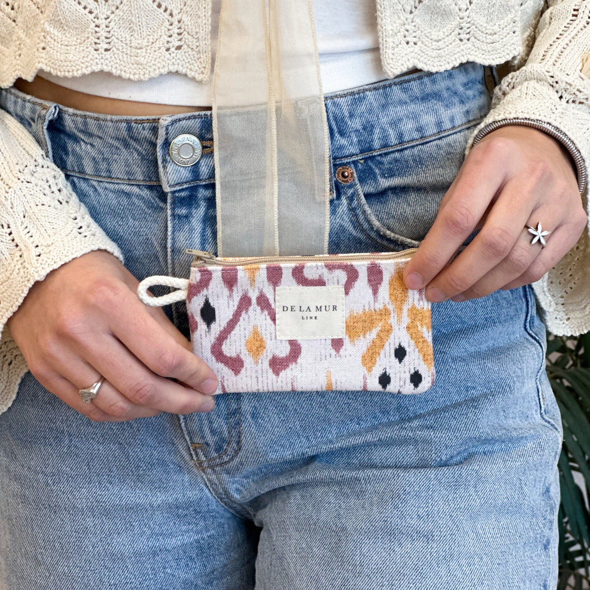 Monedero Petra, estampado en beige, negro, rojo, vista en uso — De La Mur