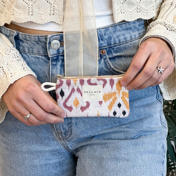 Monedero Petra, estampado en beige, negro, rojo, vista en uso — De La Mur