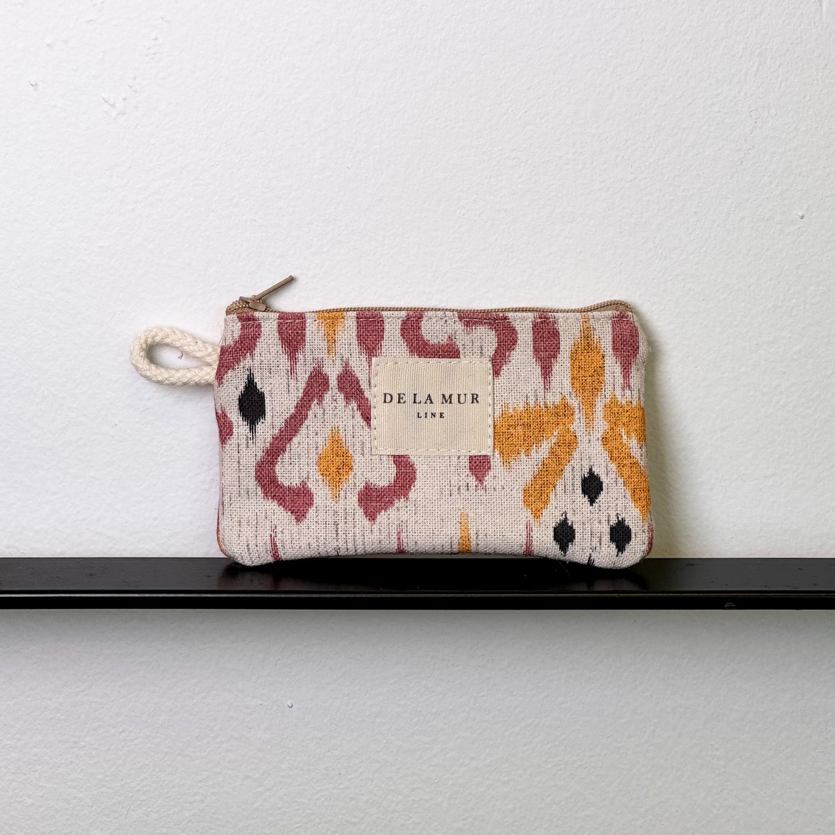Monedero Petra, estampado en beige, negro, rojo, vista frontal — De La Mur