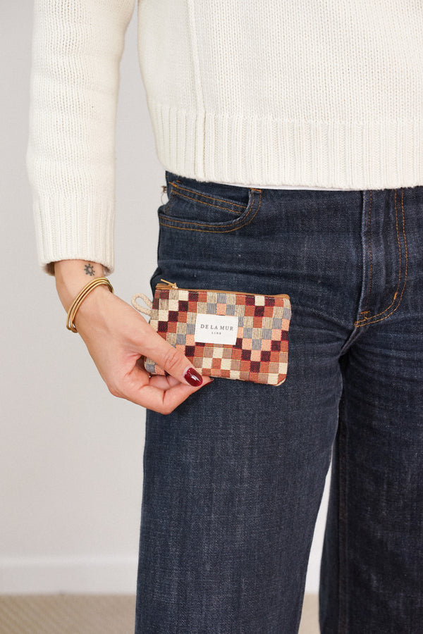 Monedero Pier, estampado en blanco, marrón, naranja, detalle del estampado y el material — De La Mur