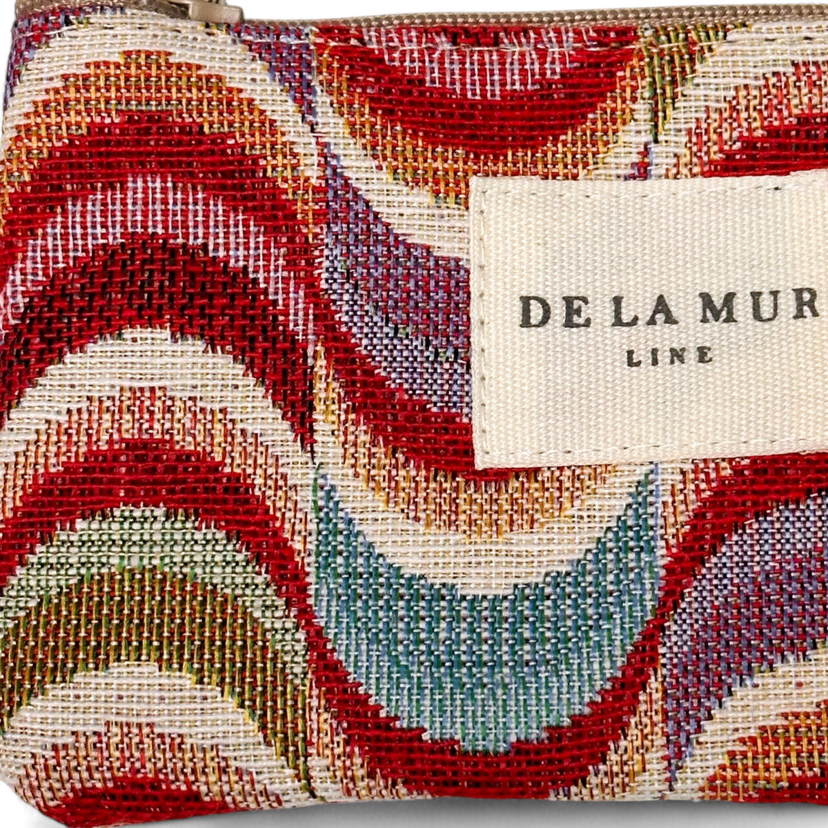 Monedero Queen, estampado en rojo, beige, terracota, vista en uso — De La Mur