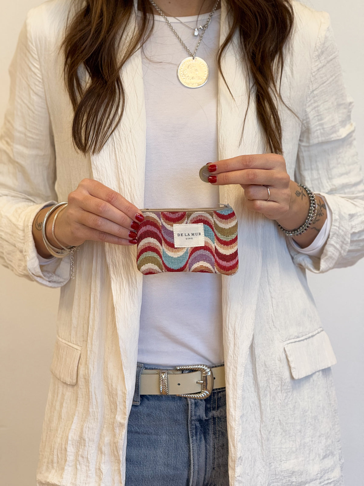 Monedero Queen, estampado en rojo, beige, terracota, detalle del estampado y el material — De La Mur