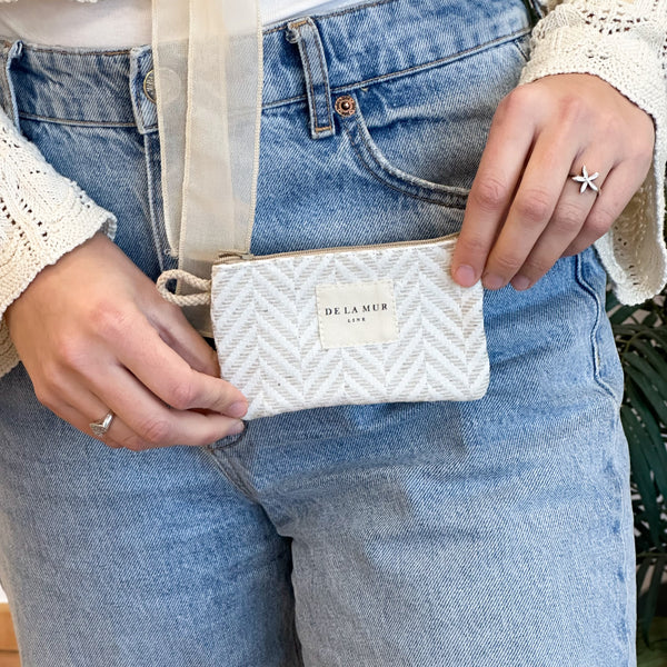 Monedero Rafi, estampado en negro, beige, gris, vista en uso — De La Mur