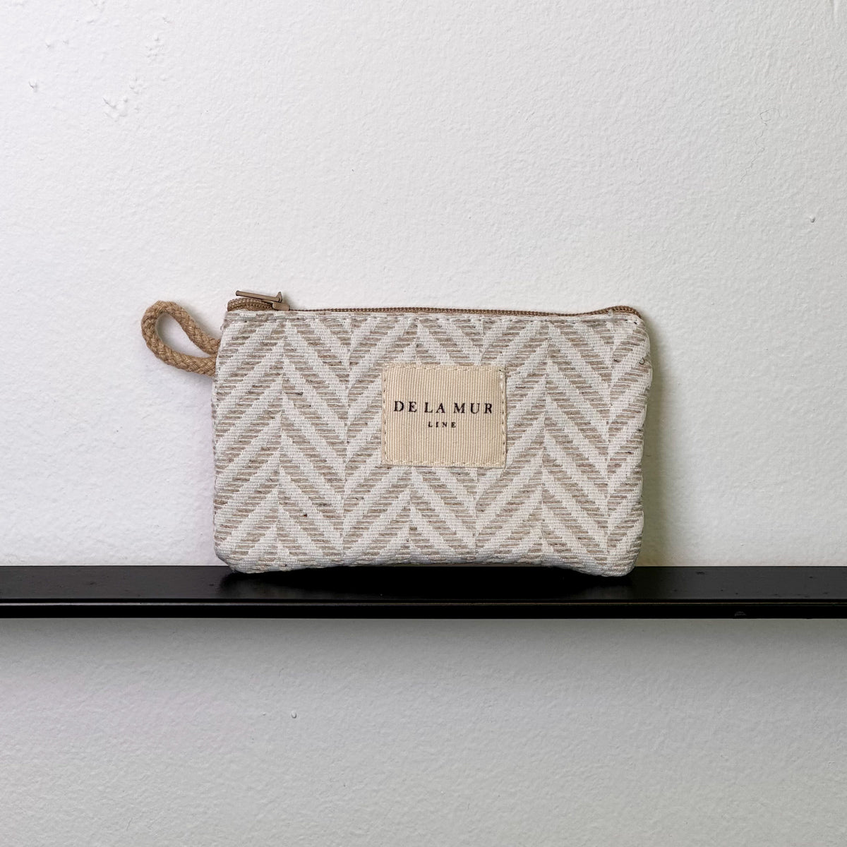 Monedero Rafi, estampado en negro, beige, gris, vista frontal — De La Mur